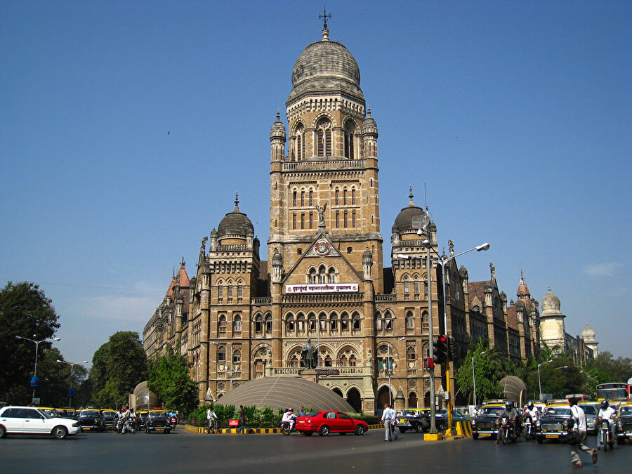 Hindistan'ın Mumbai (Bombay) şehrinde İngiliz mimarisine sahip binalardan biri.