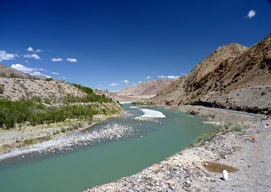 Indus Nehri, Hindistan'da kutsal kabul edilen tabiat varlıklarından biridir.