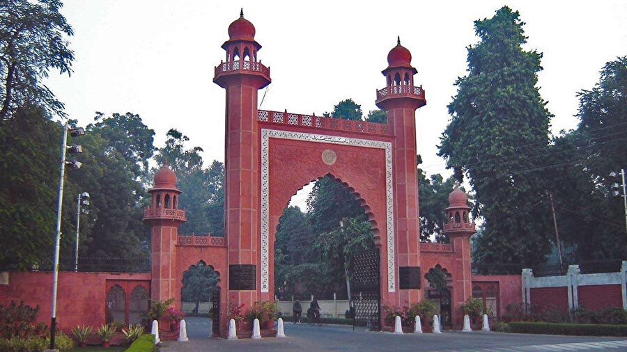 Aligarh İslam Üniversitesi'nin ana giriş kapısı.