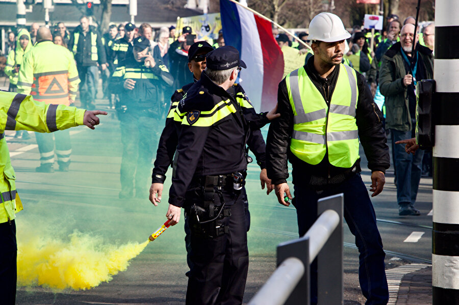 Fransa polisi, göstericilere zaman zaman müdahalelerde bulundu.
