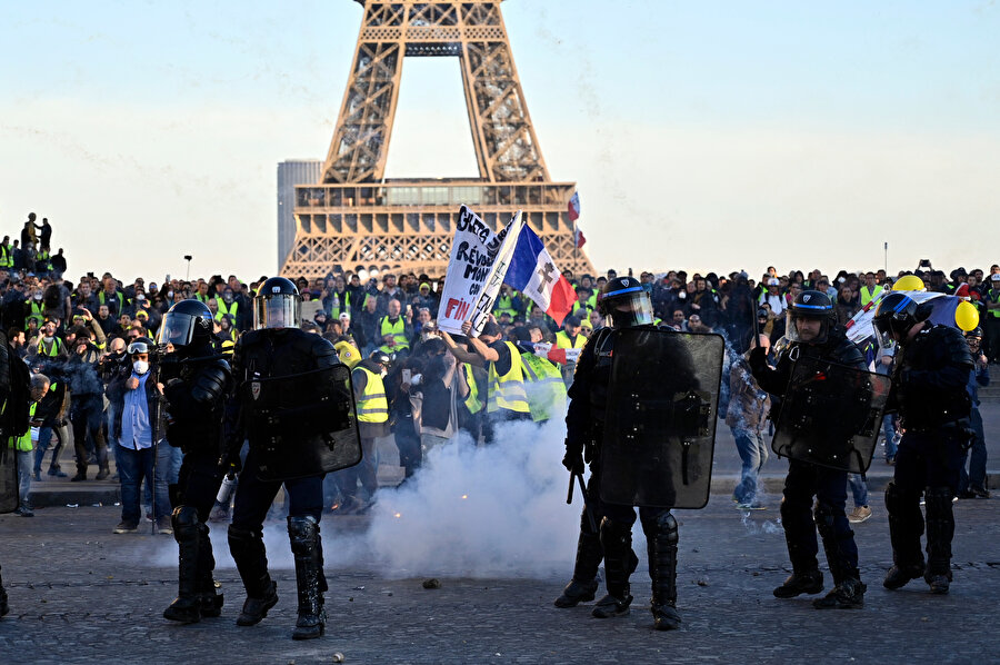Fransa'nın önemli turizm alanlarından Eyfel Kulesi de protestocuların sık sık gösteri düzenlediği yerlerin başında geliyor.