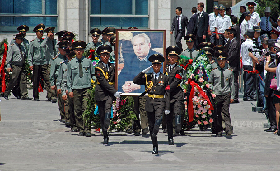 Cengiz Aytmatov'un cenaze töreninden, 14 Haziran 2008.