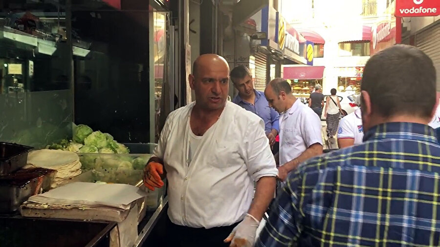 Müşterilerine sert tavırlarıyla bilinen Ali Usta, İstanbul Eminönü'nde esnaflık yapıyor.
