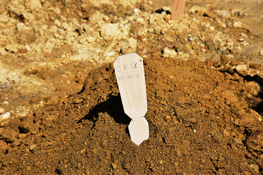 Hayatını kaybeden bebeğin mezar tahtasına 'ÇP 51 BEBEK' yazıldı.