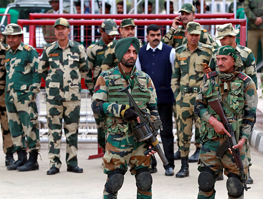 Hindistanlı askerler, Pakistan sınırında bekliyor.