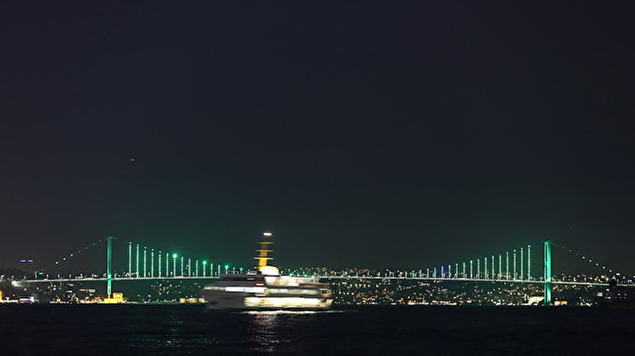 . 15 Temmuz Şehitler Köprüsü, Fatih Sultan Mehmet Köprüsü de Yeşilay Haftası nedeniyle yeşil renge bürünecek.