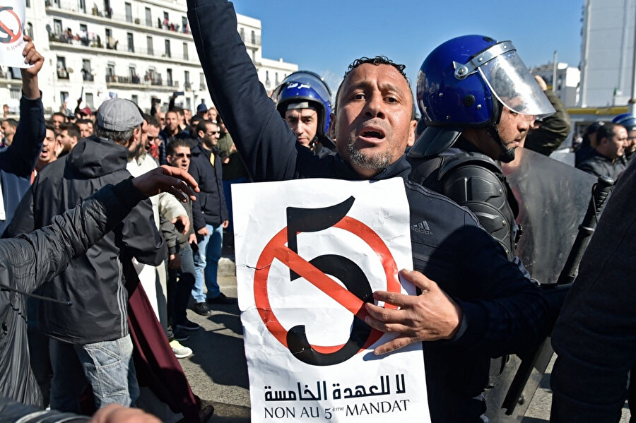 Cezayirlilerin öfkesi rejime değil, Buteflika'nın kendisine.