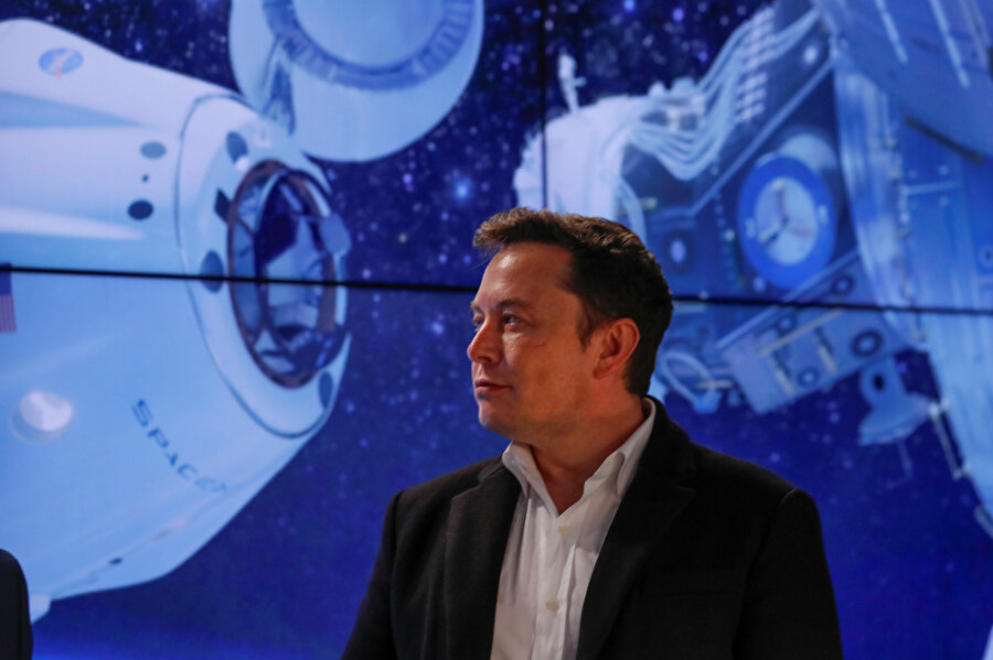 Elon Musk, SpaceX Falcon 9’un lansman sonrası düzenlediği basın toplantısında görünüyor. 