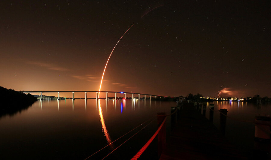 SpaceX Falcon 9 roketinin kalkışı sırasında güzel görüntüler oluştu. 