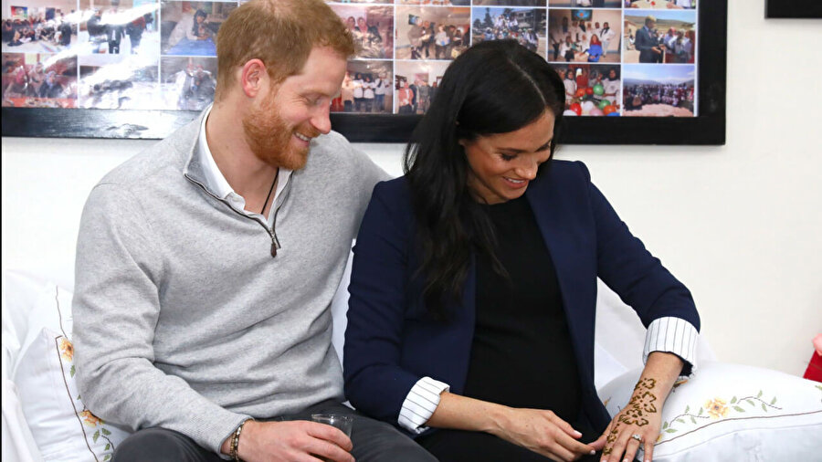 Meghan'ın eline kına yaktırdığı Fas ziyaretinden bir kare.