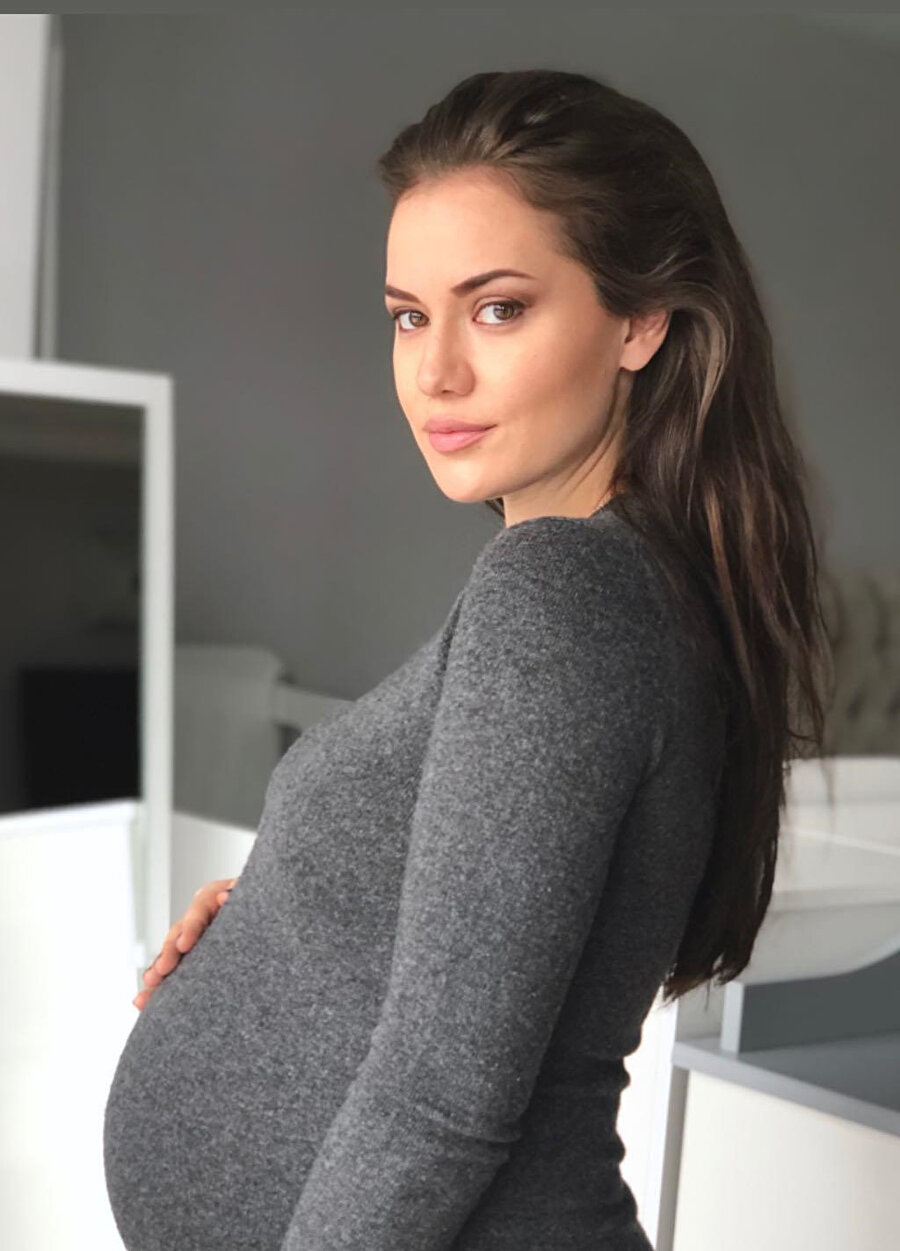 Evcen'in sosyal medya hesabından paylaştığı hamilelik fotoğraflarından bir kare.