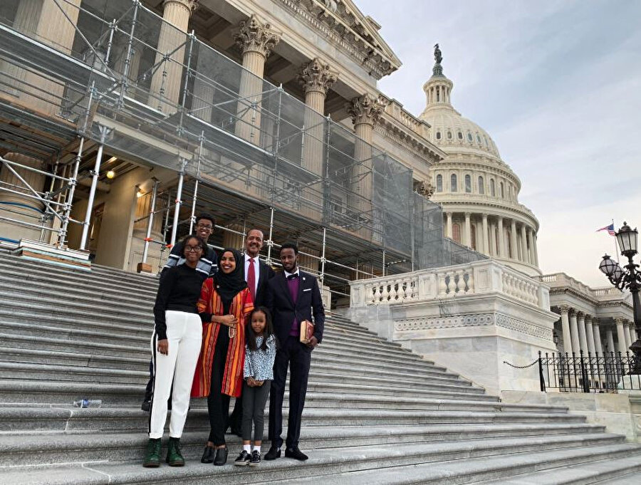 Omar ailesi Kongre binasının önünde 