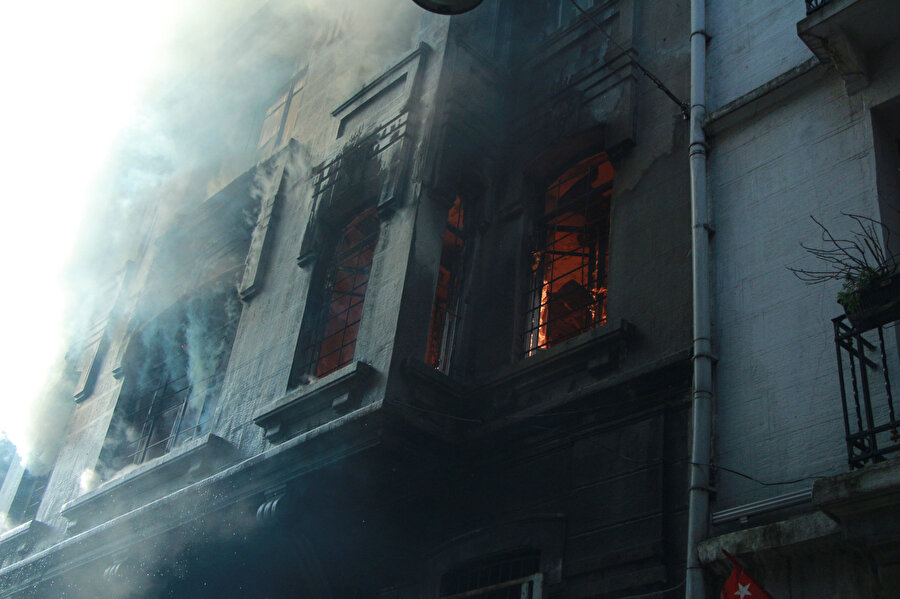 Yangın, bu sabah Beyoğlu Asmalımescit Mahallesi Şehbender Sokakta bulunan 5 katlı binanın 2. katında meydana geldi.