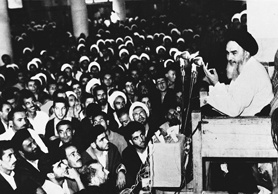 Humeynî’nin Kum Feyziyye Medresesi'nde konuşma yaparken çekilmiş bir fotoğrafı.