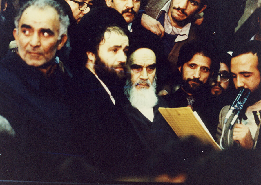 Humeynî’nin oğlu ile birlikte Tahran'daki Mehrâbâd Havalimanı'nda çekilmiş bir fotoğrafı.