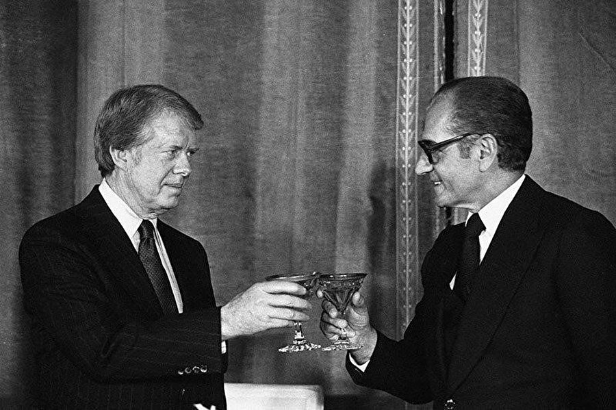 ABD Başkanı Jimmy Carter ve Muhammd Rızâ Pehlevî aralarındaki ittifakı dünya kamuoyuna kadeh tokuşturdukları bu kareyle duyurur.
