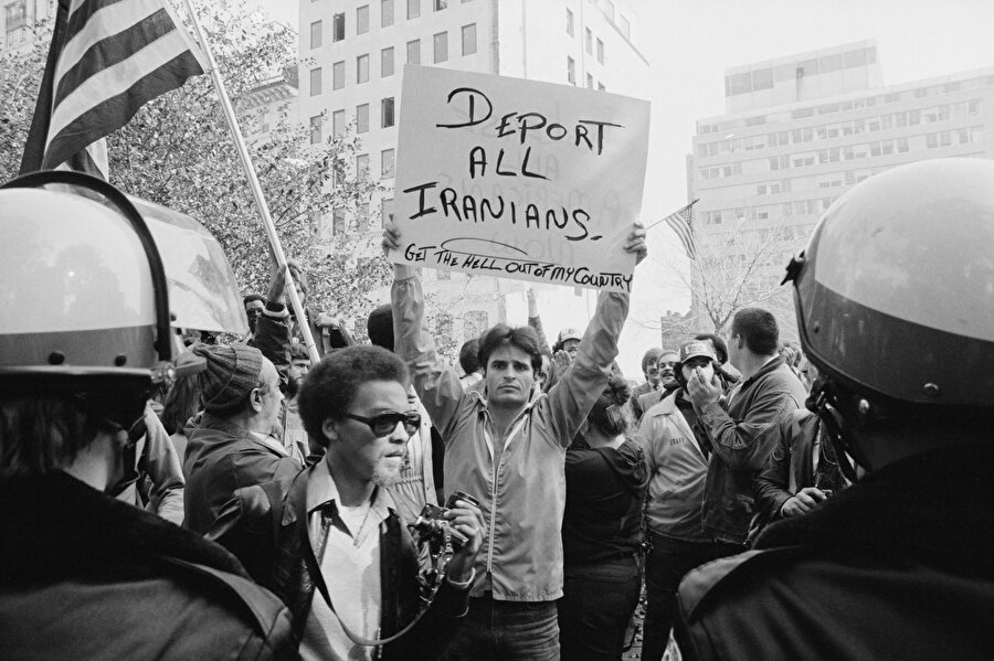 Yaşanan büyükelçilik baskını sonrası Amerika’da yapılan protesto gösterilerinden bir fotoğraf. Elinde “Bütün İranlıları sınırdışı edin”, “Ülkemden defolun” yazılı döviz tutan bir protestocu.
