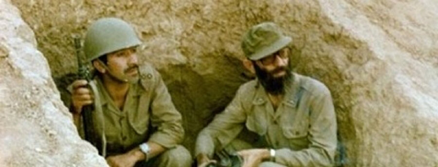 Hâmaney’in (sağda) İran-Irak Savaşı’nda cephede iken çekilmiş bir fotoğrafı. 