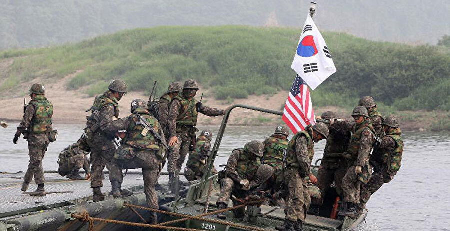 Geçtiğimiz yıl ABD ve Güney Kore deniz kuvvetlerinden oluşan 500 asker, Güney Kore'nin Pohang kenti yakınlarında askeri eğitim tatbikatı yapmıştı.