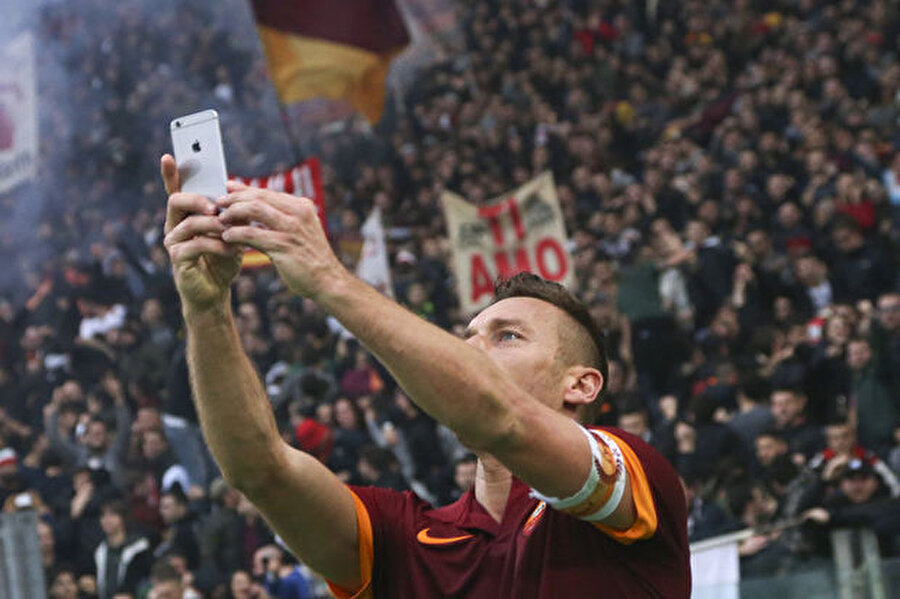 Totti, Lazo maçında attığı golü taraftarlarıyla selfie yaparak kutlamıştı.