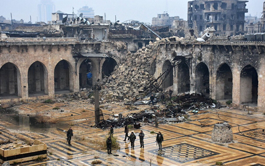 Suriye'de yüz binlerce insanın ölümüne yol açan iç savaş tarihi dokuyu da tahrip etti. 11. yüzyıldan kalma Emevi Camii'nin büyük bir kısmı tahrip edildi.