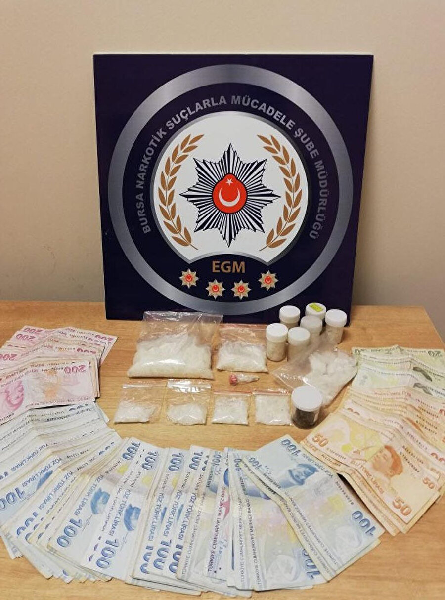 Bursa'da İl Emniyet Müdürlüğü'ne bağlı olarak görev yapan bekçilerin hareketlerinden şüphelendiği 2 kişinin üzerinden 250 gram metamfetamin, hassas terazi ve yaklaşık 60 bin lira ele geçirildi.