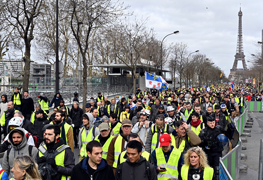 Sarı yelekliler protestoların 16. haftasında Paris'te göründü.