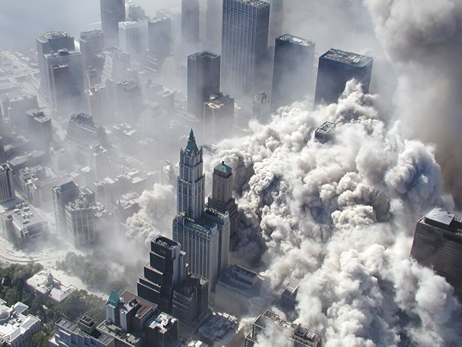 11 Eylül 2001'de ABD'nin New York şehrindeki Dünya Ticaret Merkezi'ne düzenlenen saldırıda 2 binden fazla kişi yaşamını yitirdi.