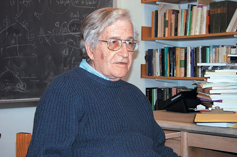 Dil bilimci, filozof, tarihçi ve siyaset eleştirmeni olan Noam Chomsky, 1918 yılında dünyaya geldi. 