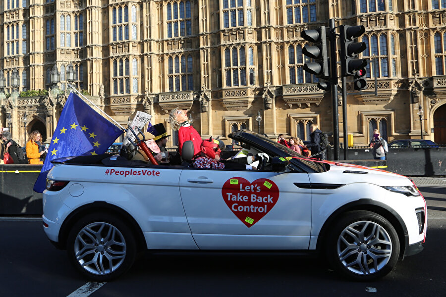 Brexit karşıtı düzenlenen gösterilere arabasıyla katılan bir protestocu.