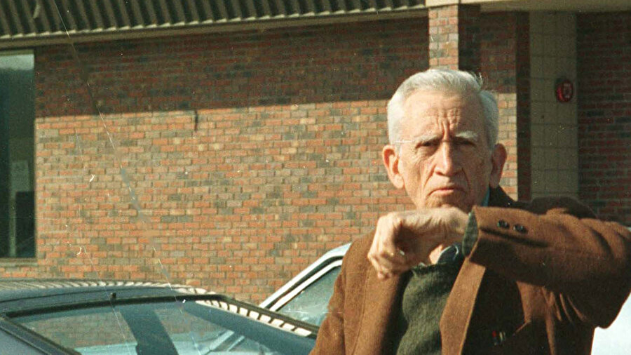 Tam adıyla Jerome David Salinger, 1919 yılında ABD'de dünyaya geldi.