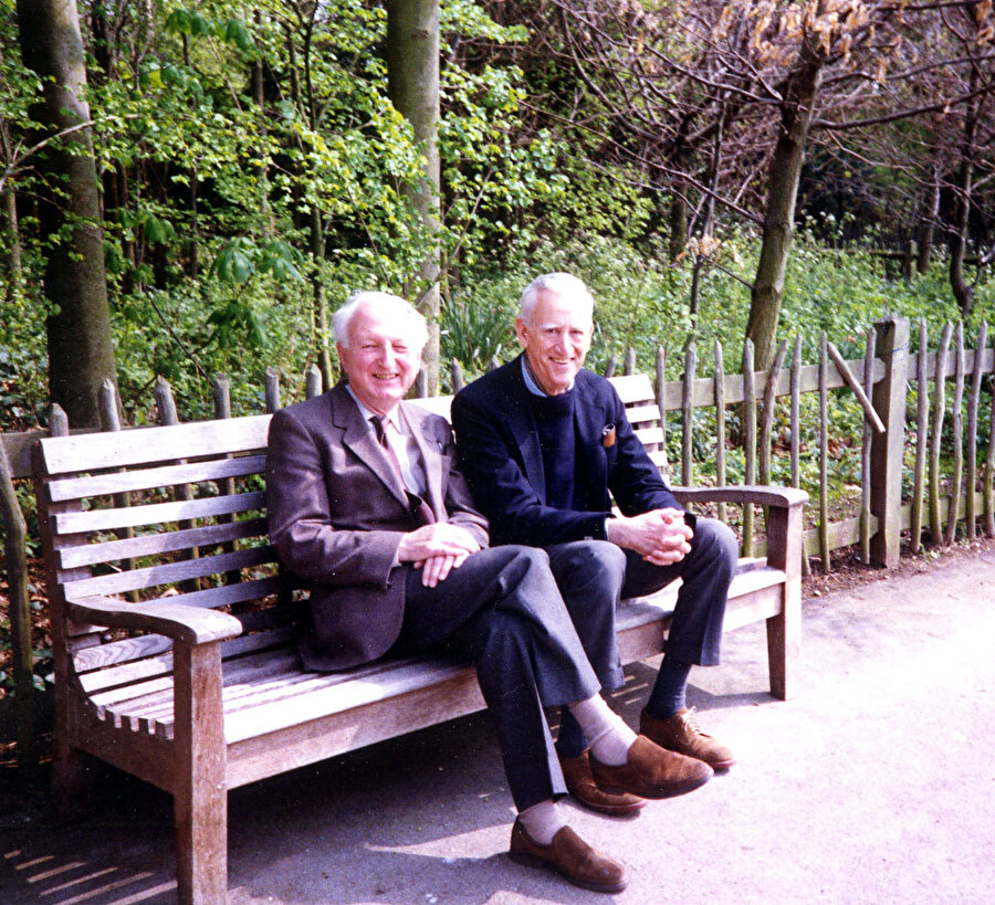 Salinger, 1989 yılında İngiltere'de ziyaret ettiği arkadaşı Donald Hartog ile beraber. 