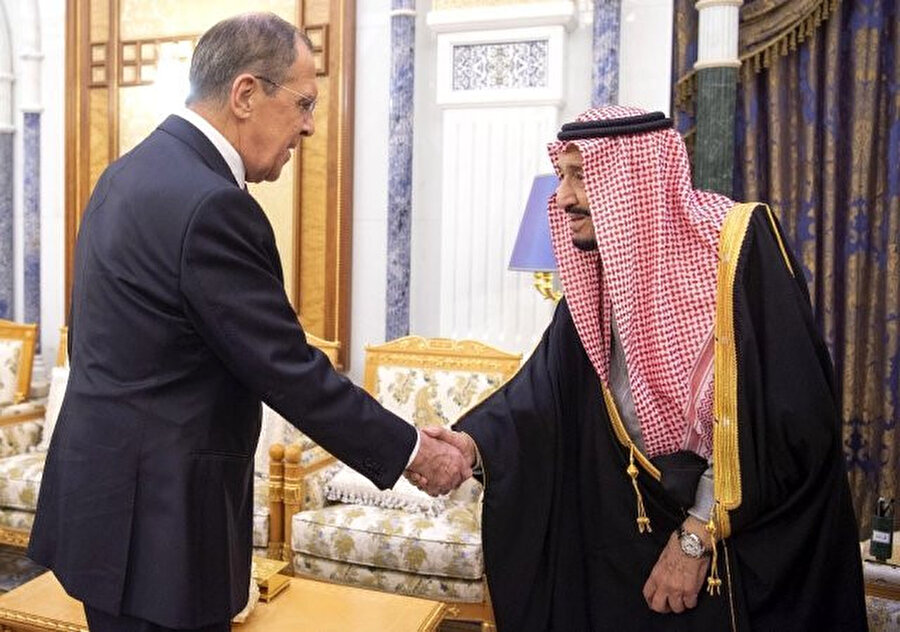  Suudi Arabistan'a resmi ziyaret düzenleyen Rusya Dışişleri Bakanı Sergey Lavrov, Suudi Arabistan Kralı Selman bin Abdulaziz tarafından kabul edildi. Görüşmede Suriye ve Yemen konuları ele alındı.
