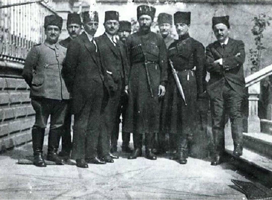 Haydar Bammat (sağdan ikinci), Kuzey Kafkasya Cumhuriyeti hükümet temsilcileri ile birlikte Trabzon Konferansı'nda, 11 Mayıs 1918.