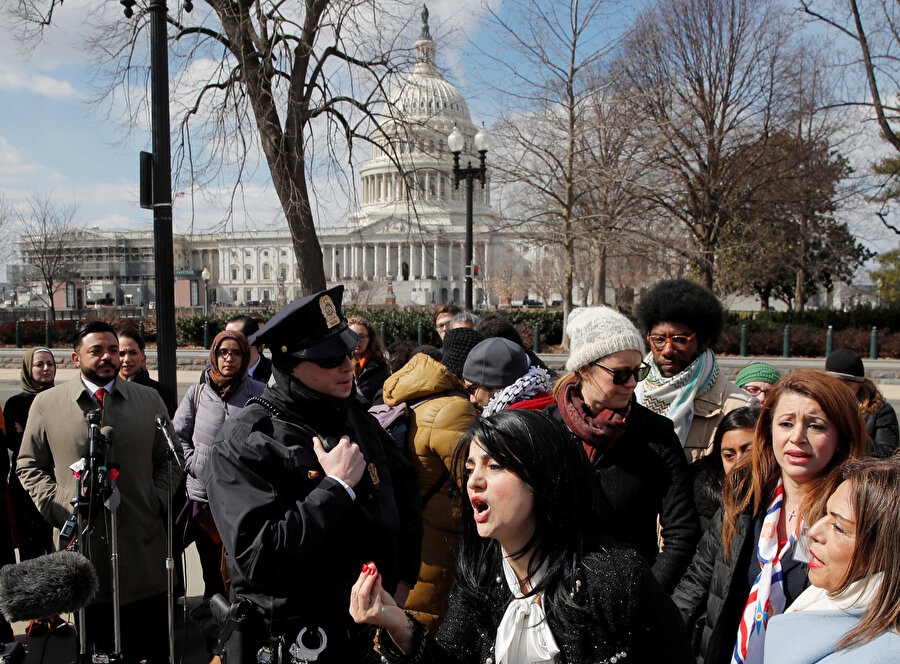 Siyonizm karşıtı Ortodoks Yahudileri, Omar'a destek olmak için Kongre binasının önünde toplandılar.