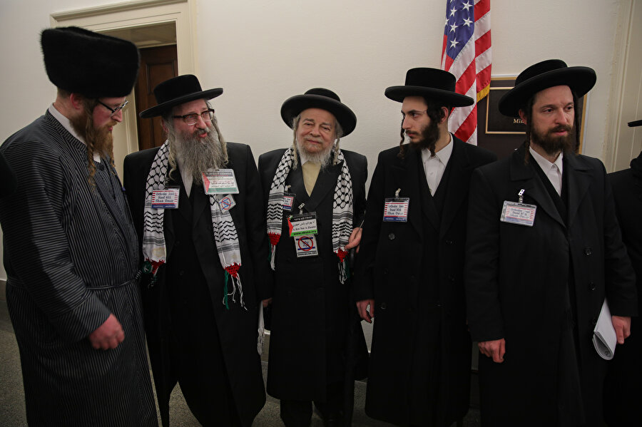 Siyonizm karşıtı Ortodoks Yahudileri, ABD kongresine giderek İsrail açıklamaları sebebiyle lince maruz kalan Temsilciler Meclisi üyesi Ilhan Omar'a destek ziyaretinde bulundu.