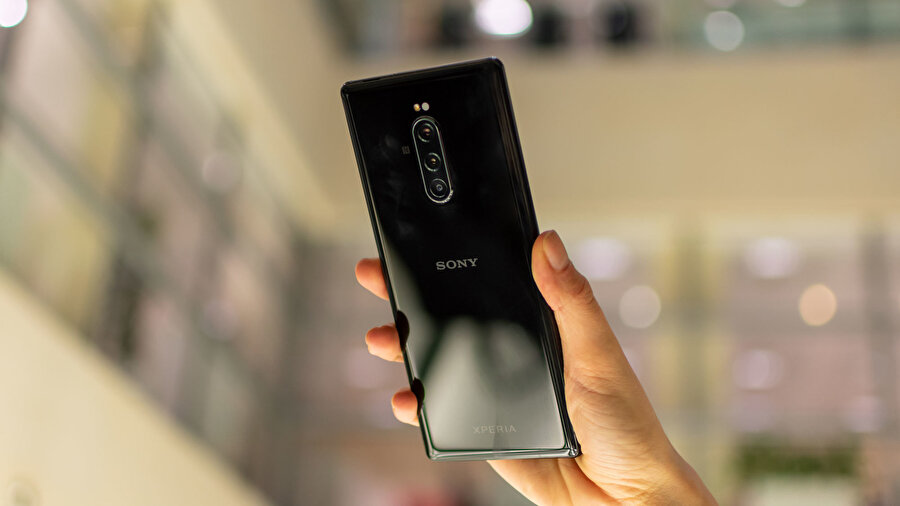 Sony Xperia 1'de 12 MP'lik üç arka kamera yer alıyor. 
