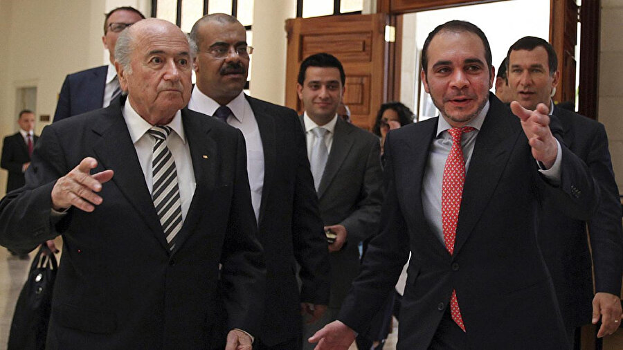 Prens Ali bin Hüseyin (sağda) 2016 yılında FIFA başkanlık seçimi için başvuru yapmış ama kazanamamıştı.
