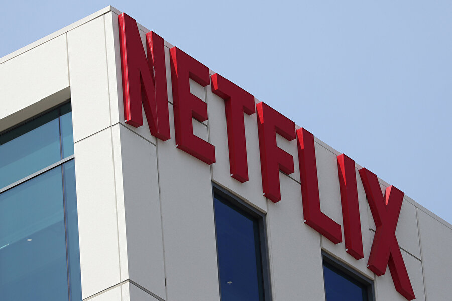 Çevrimiçi video ve filmlerin gelişme göstermesi sonucu ortaya çıkan Netflix, Blockbuster gibi şirketlerin küçülmesine hatta kapanmasına neden oldu.