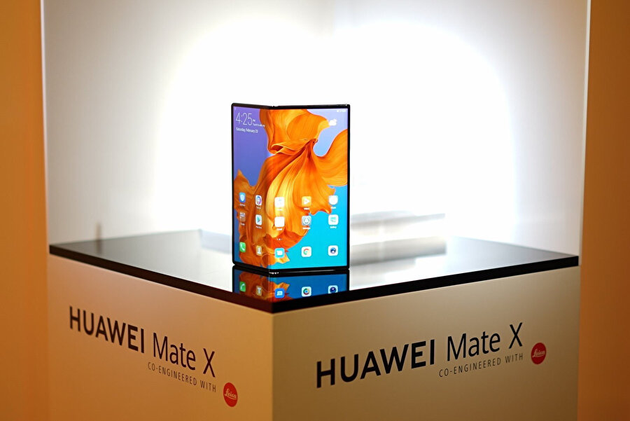 Huawei Mate X, birçok farklı üstün özelliğiyle ilgi çekmeyi ve 'en merak edilen' katlanabilir cihaz olmayı başardı. 