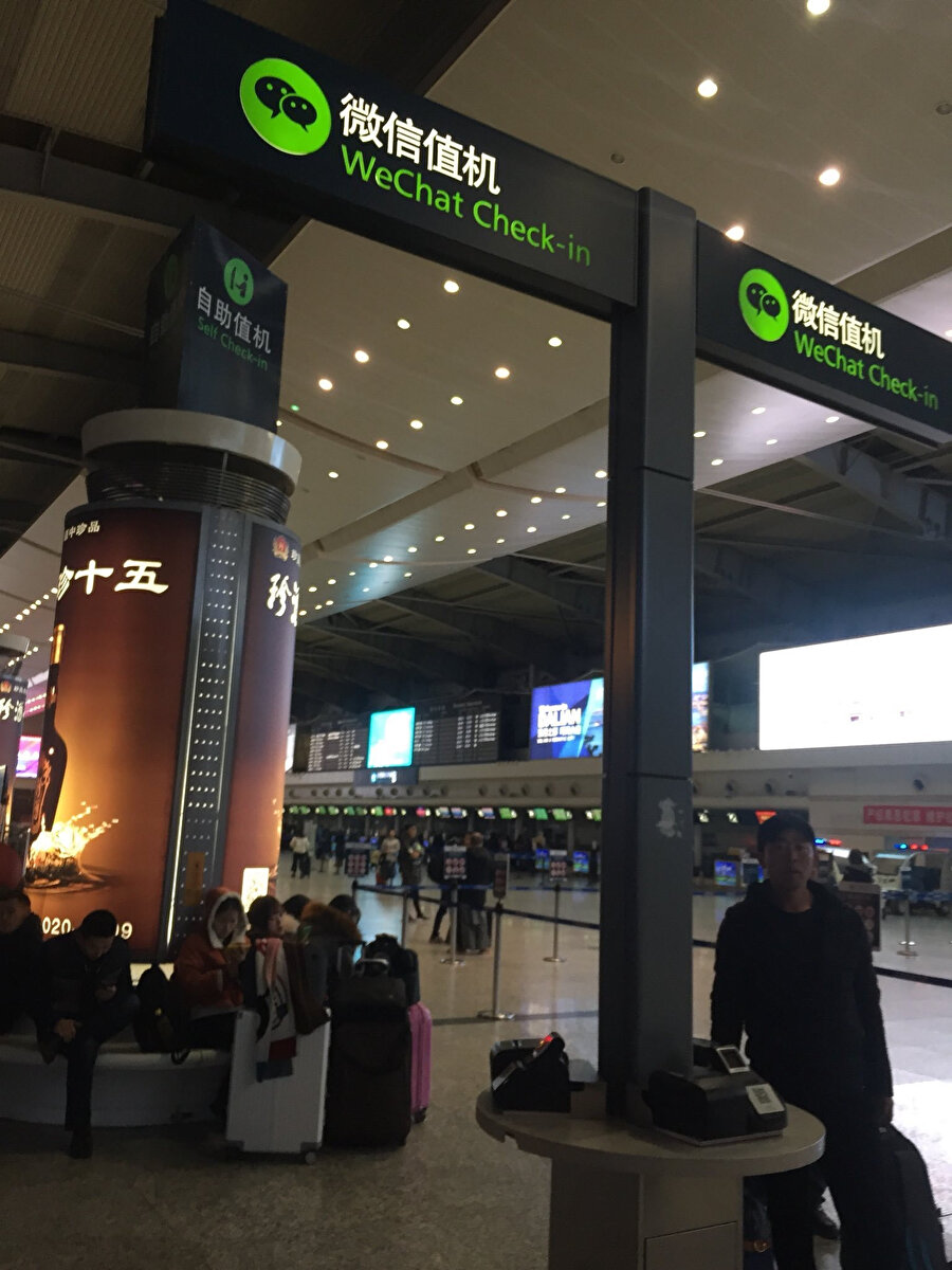 Havaalanında kurulan noktalar üzerinden WeChat aracılığıyla check-in yapmak mümkün oluyor. 