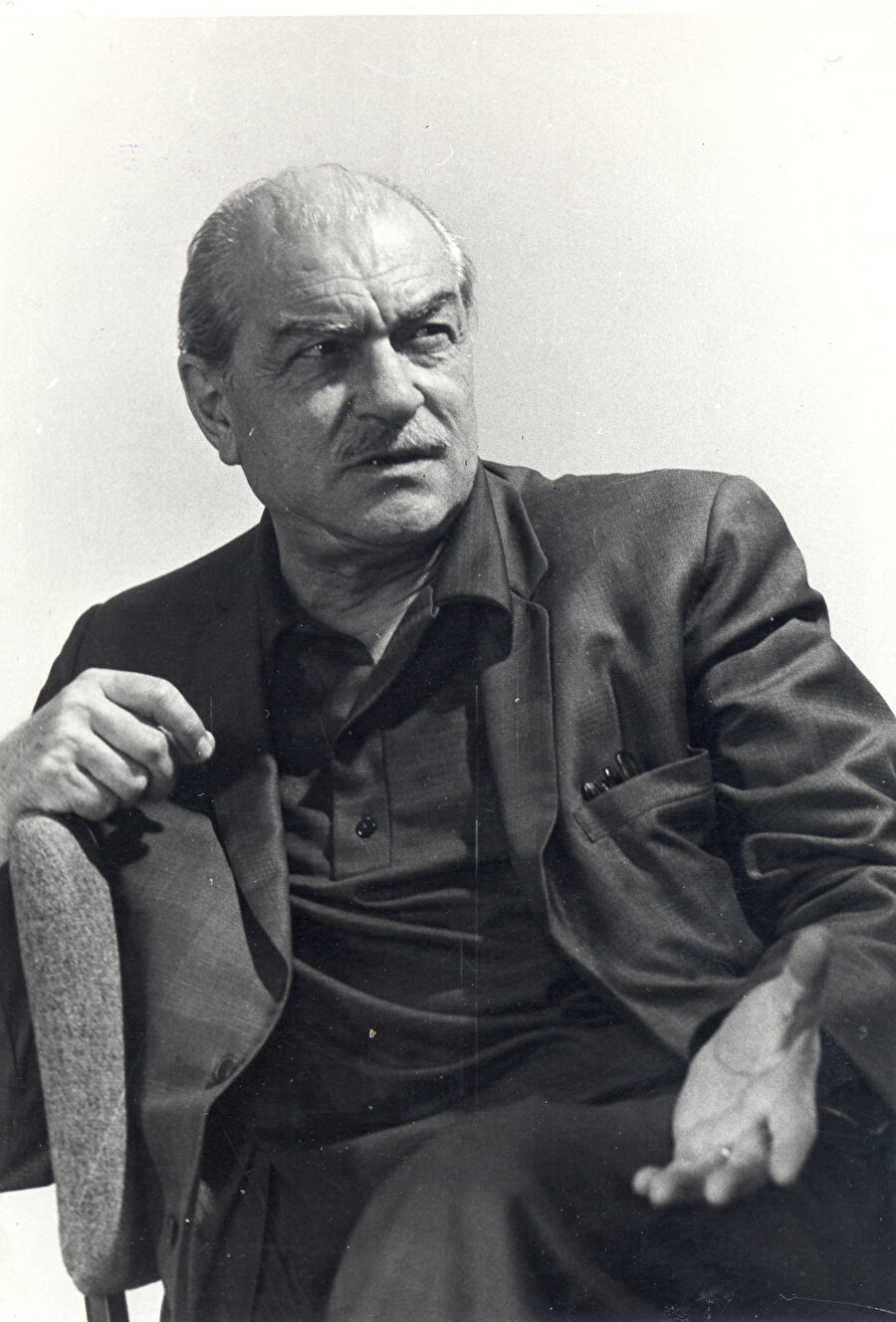 1954 yılına kadar eserlerini takma ad kullanarak yayınladı.