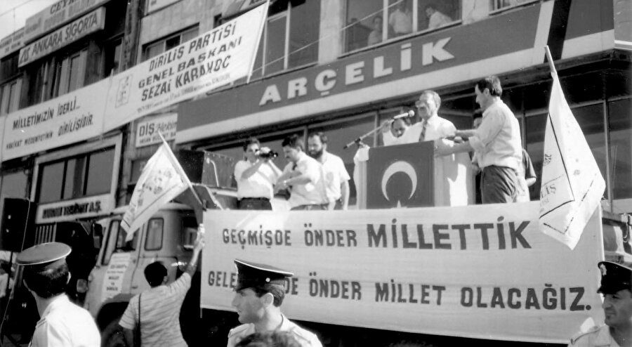 Sezai Karakoç’un Diriliş Partisi’nin ilk açık hava mitingi (“Kutlu Millet Gerçeği”) için Bursa’dayız.