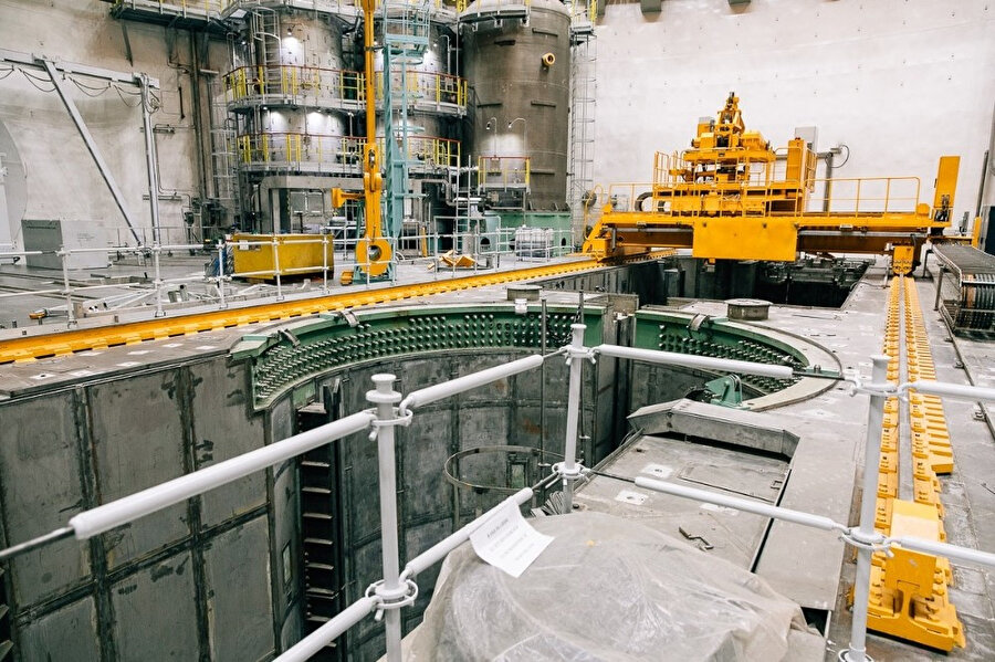 Rusya Atom Enerjisi Kurumu (ROSATOM) tarafından inşası devam eden Türkiye’nin ilk nükleer enerji santrali Akkuyu NGS’nin referans santrali Novovoronej-2 NGS’nin 2 numaralı ünitesine ilk yakıt yüklemesi başlanmıştı.
