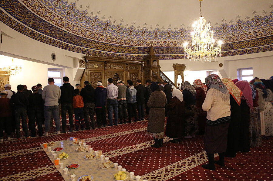 Camide namaz ve iftar sofrası.