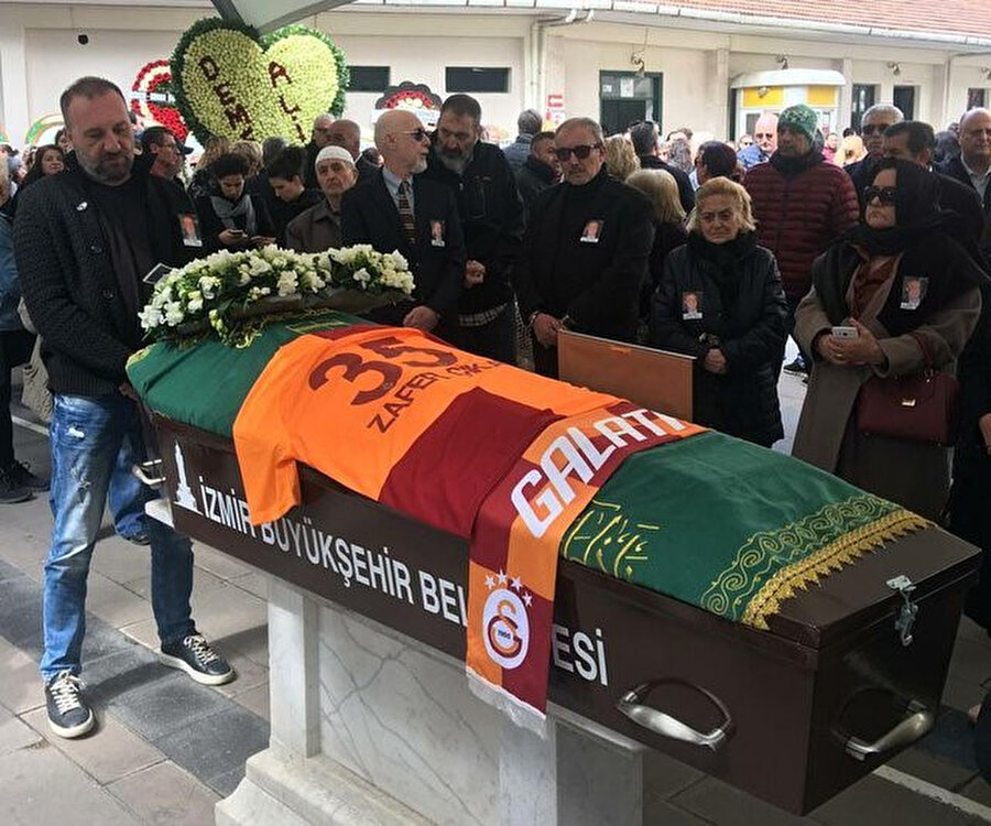 Zafer Çika'nın musalla taşına konulan tabutunun üzerine, '35' ve 'Zafer Çika' yazılı Galatasaray takımı forması ile atkısı serildi.