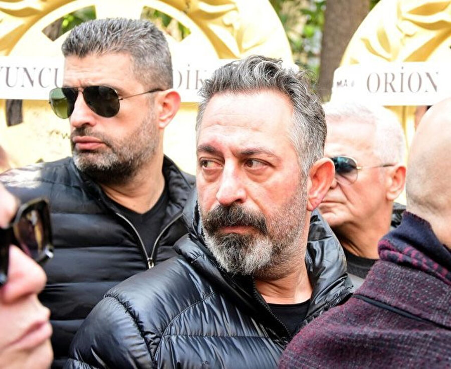 İzmir'de düzenlenen cenaze törenine Cem Yılmaz da katıldı.