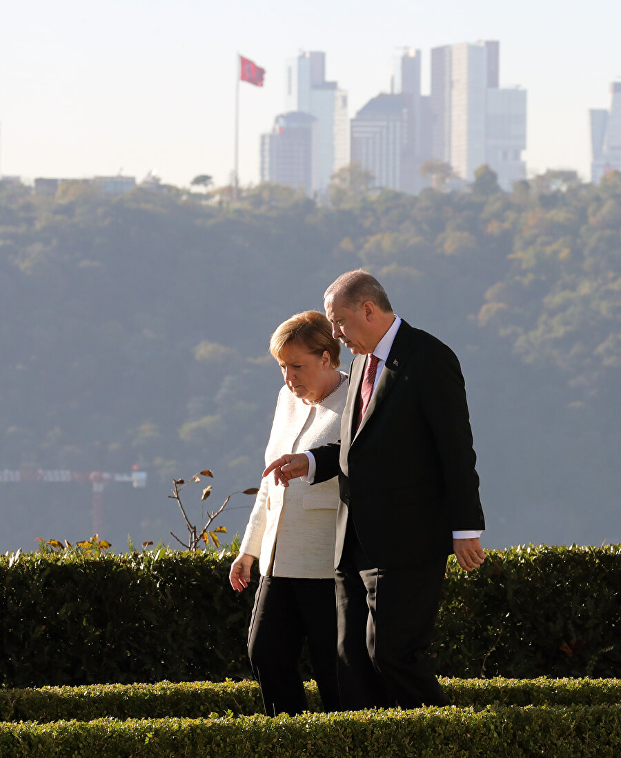Cumhurbaşkanı Recep Tayyip Erdoğan ve Almanya Şansölyesi Angela Merkel de yayınlanan manifestoda hedef gösteriliyor.