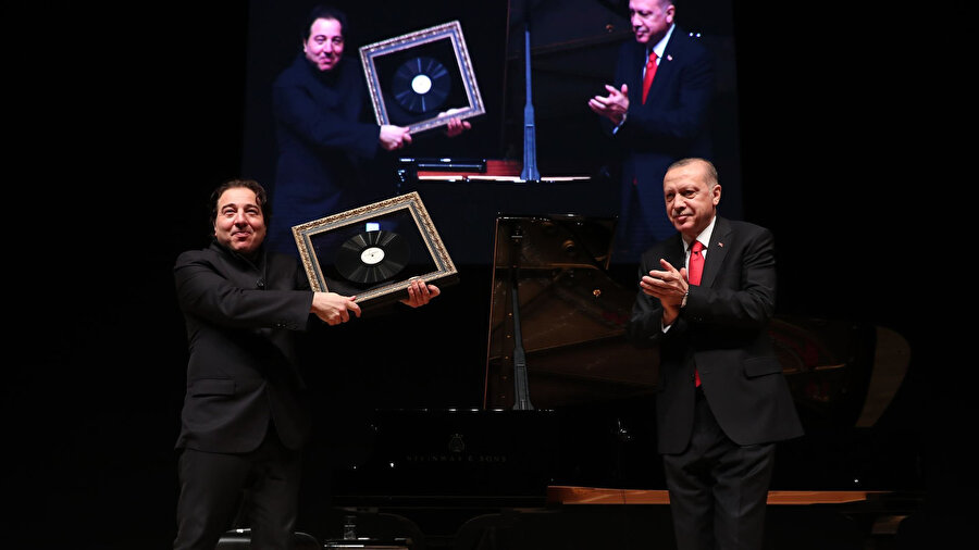Cumhurbaşkanı Recep Tayyip Erdoğan, Fazıl Say'a hediye verdi. 