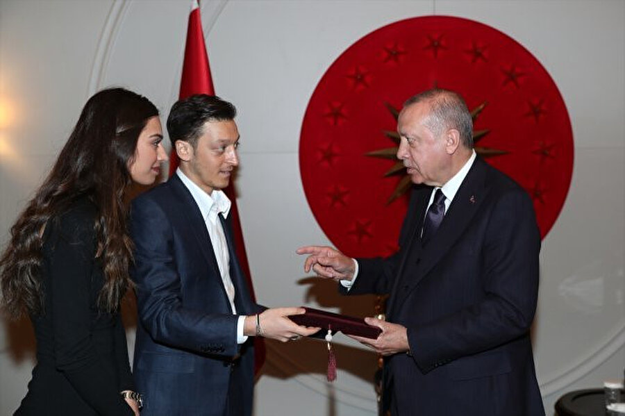 Cumhurbaşkanı Recep Tayyip Erdoğan'ın Mesut Özil ve nişanlısını kabul ettiği anlardan bir kare. 